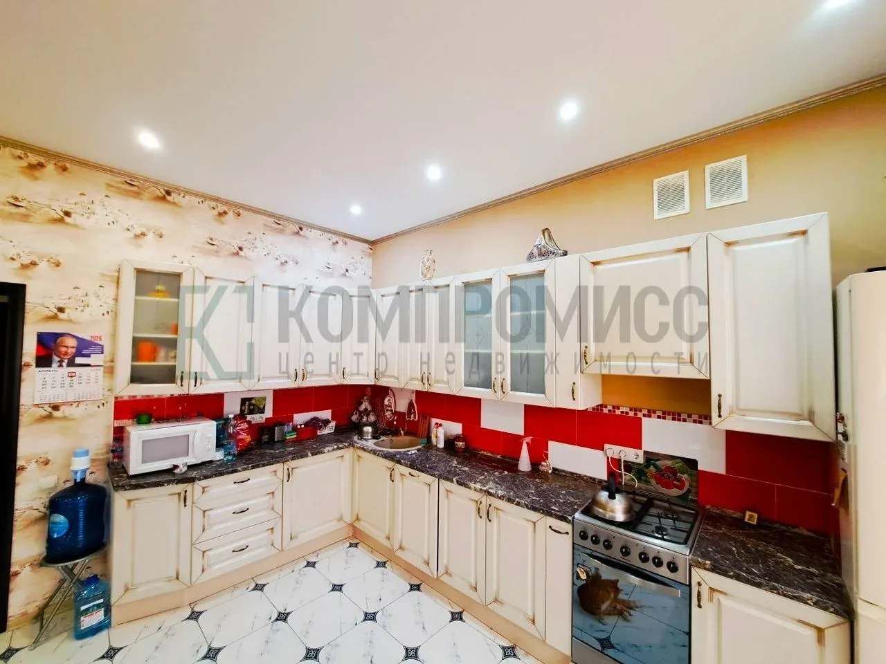 📍 Просторный кирпичный дом с большим садом 🏠 Дом: ✅ 120 м², 3 спальни + кухня-гостиная ✅ Тёплые полы