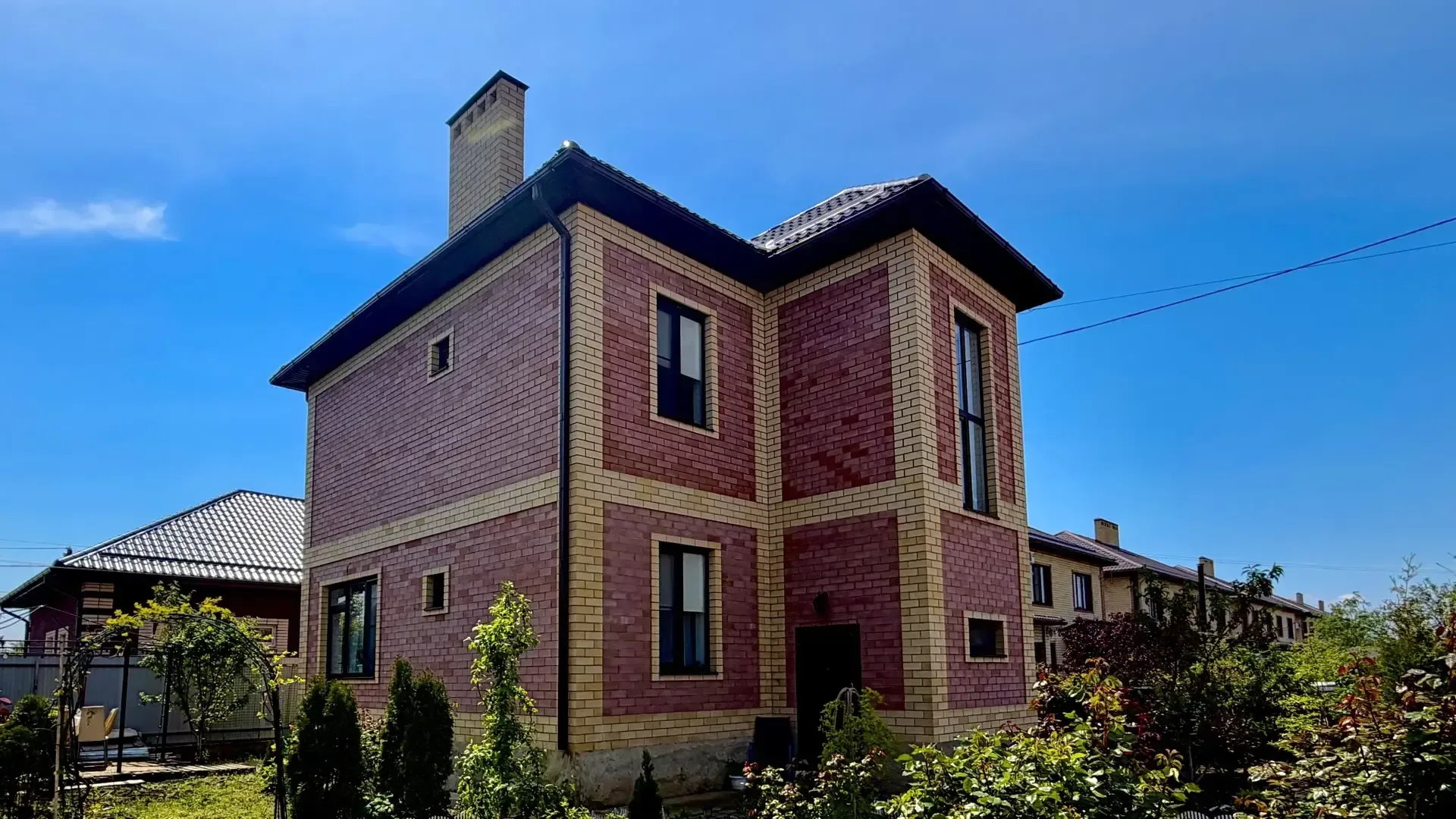 📍Дом в Краснодаре с замечательным ремонтом и зеленым участком!  🏠 Про дом: ✅ 154 м² (4 комнаты, прих