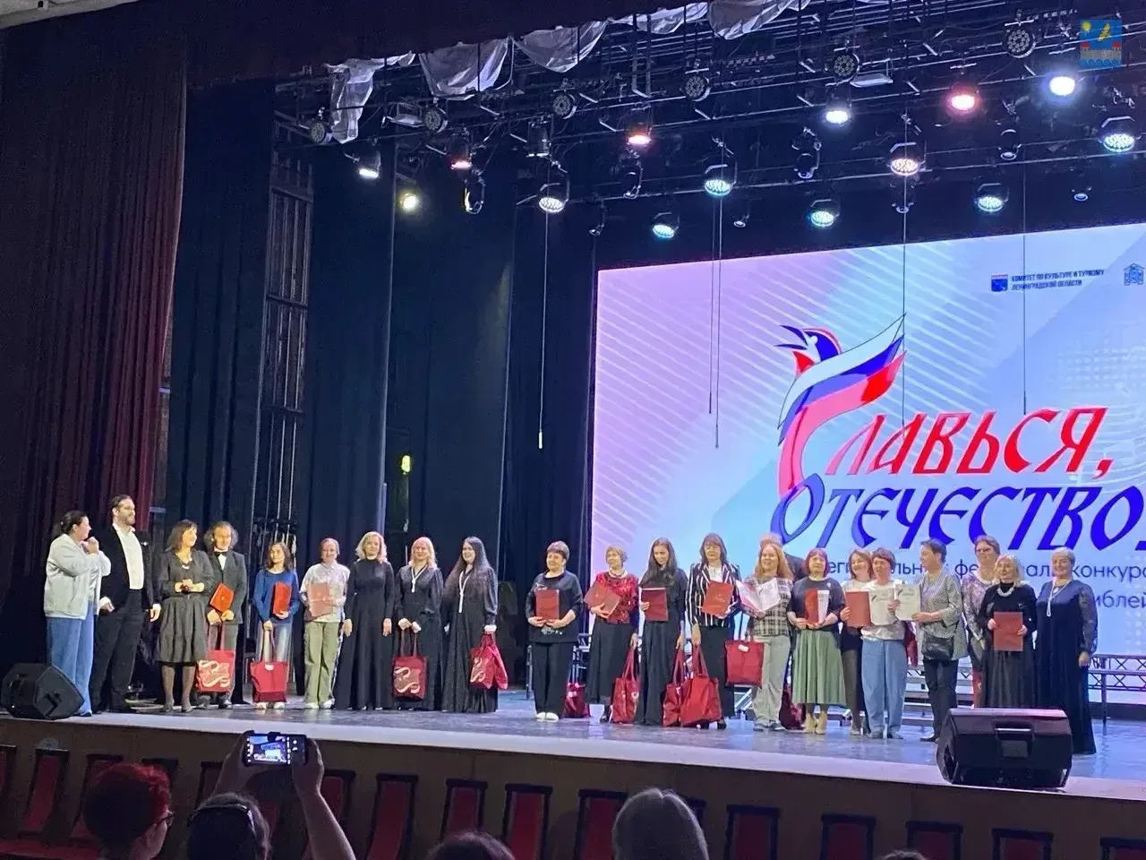 🎶 Талант Кингисеппского района вновь получил заслуженное признание! В деревне Горбунки Ломоносовског