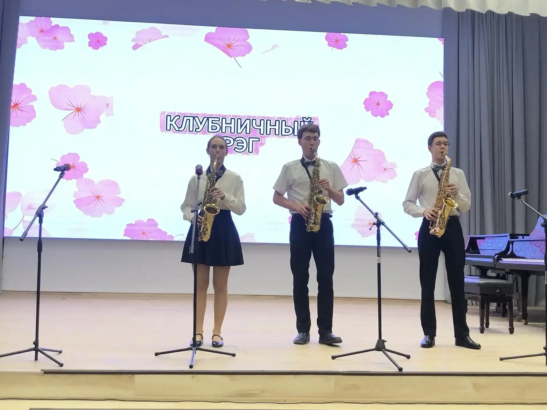 Ежегодно на сцене Детской школы искусств в конце учебного года проходит празднияный Отчётный концерт