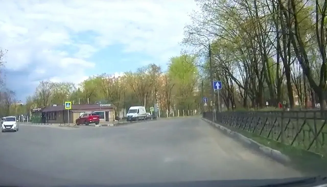 Часть улицы Пионерская теперь односторонняя на участке от Володи Дубинина до Физкультурной. Будьте в