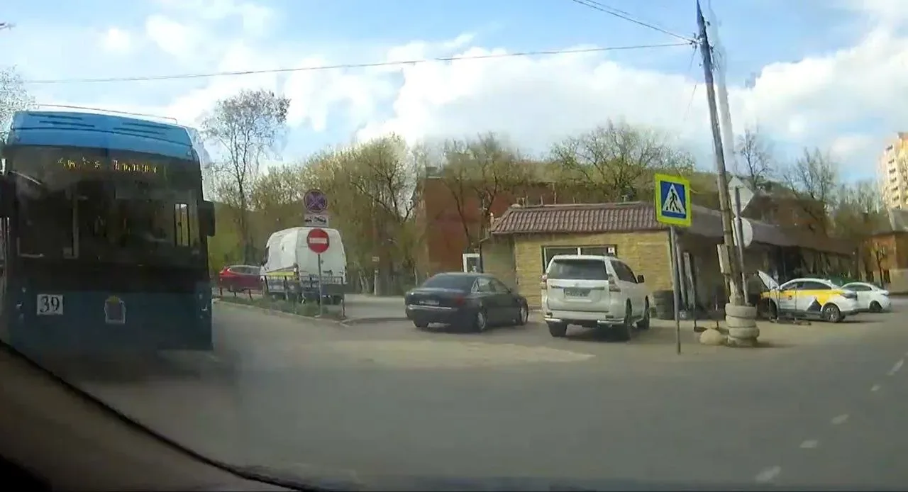 Часть улицы Пионерская теперь односторонняя на участке от Володи Дубинина до Физкультурной. Будьте в