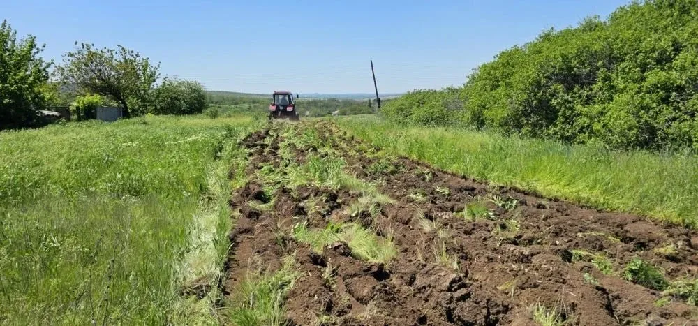 🚜 Защищаем поселок от огня: в Хрустальном создают противопожарные рубежи  22 мая специалисты отдела 