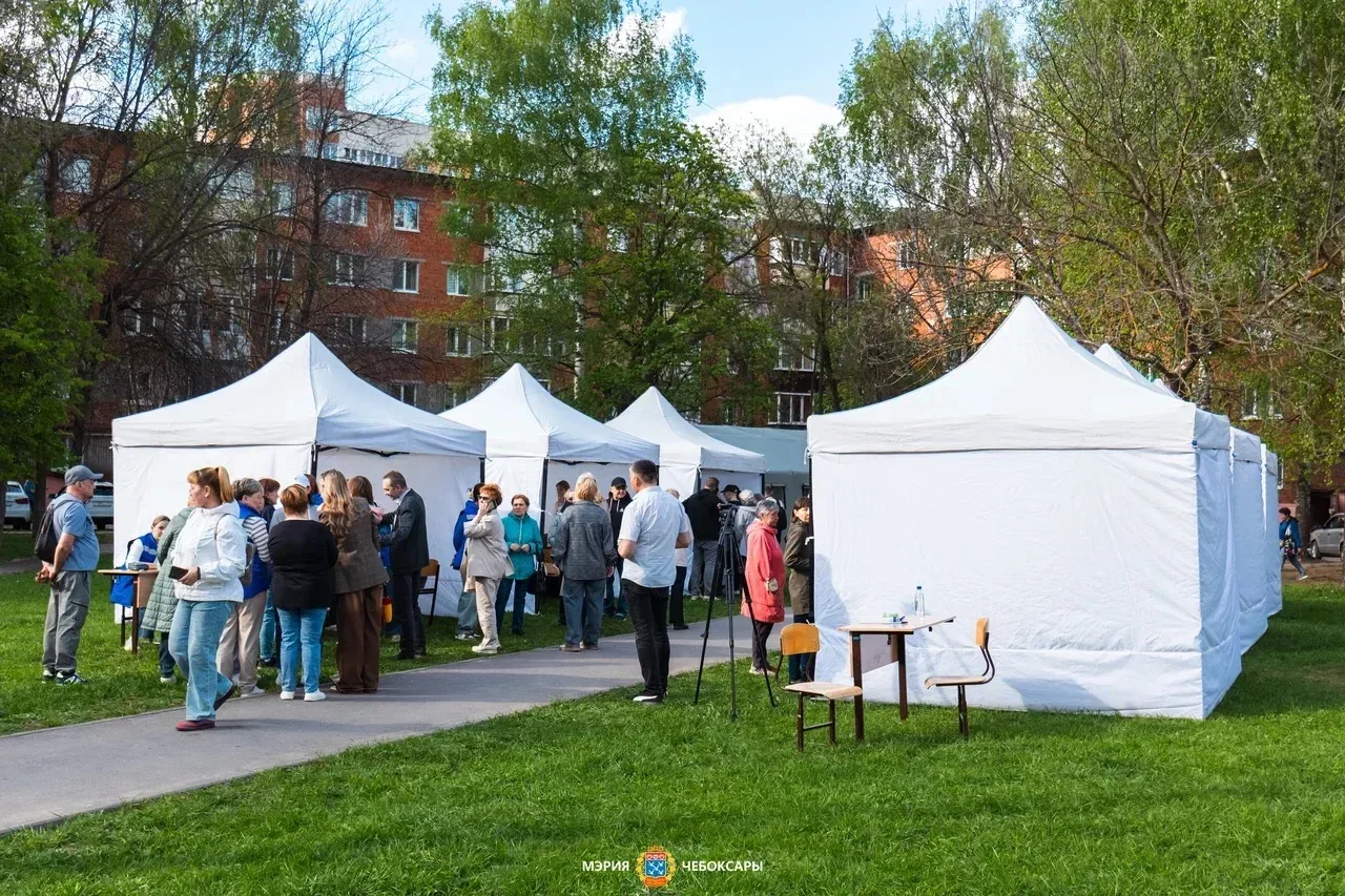 Провели выездной прием граждан, пострадавших от атаки БПЛА  В шатрах, развернутых на проспекте Ивана