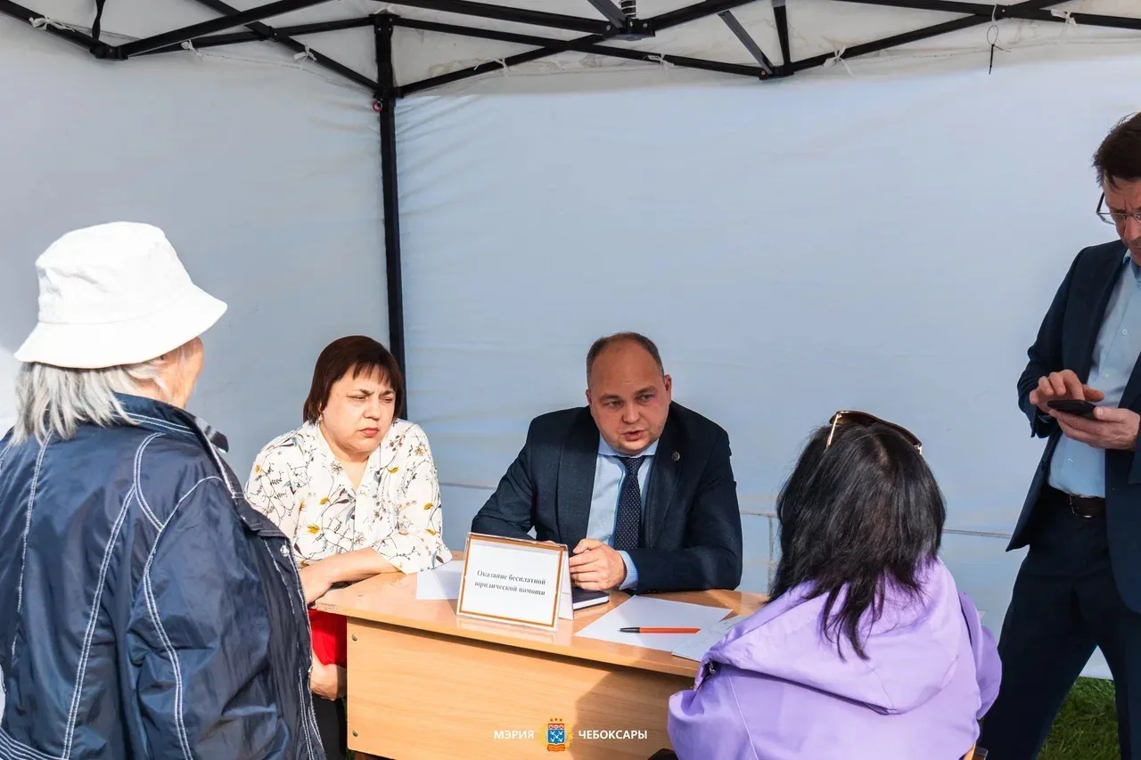Провели выездной прием граждан, пострадавших от атаки БПЛА  В шатрах, развернутых на проспекте Ивана