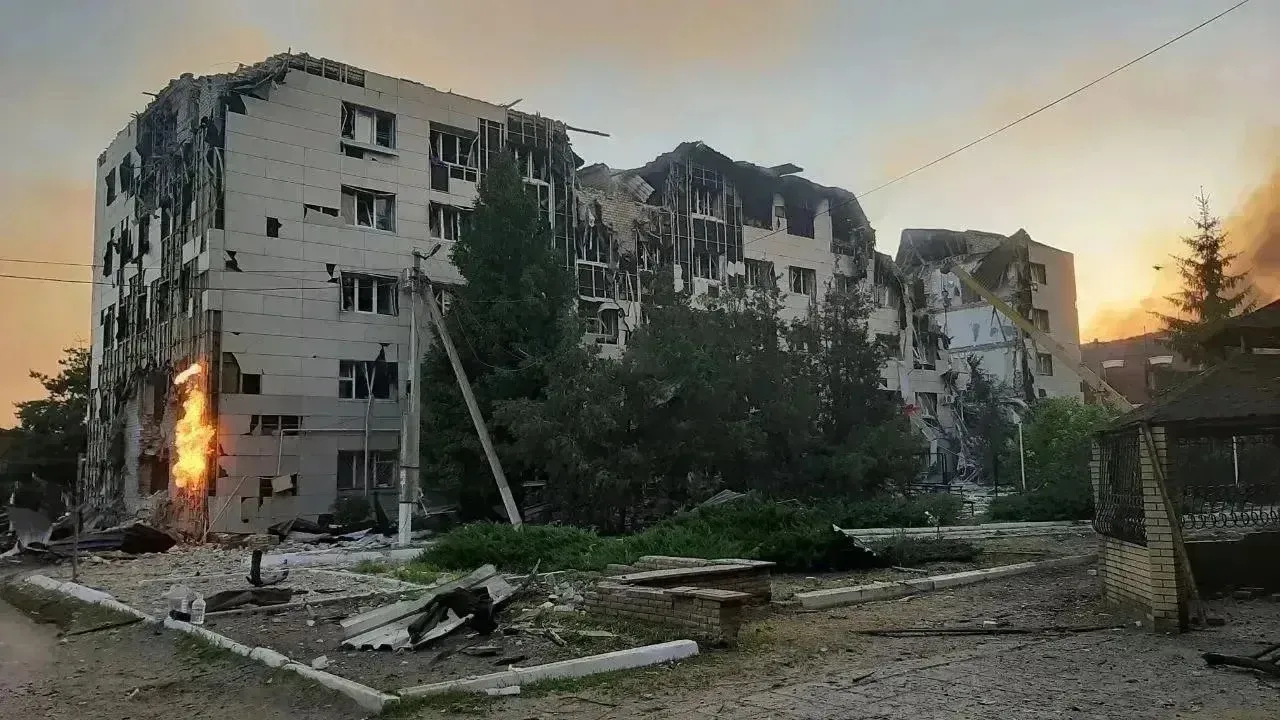 ❗️Ночью беспилотники Вооруженных сил Украины атаковали учебный корпус и общежитие Старобельского кол