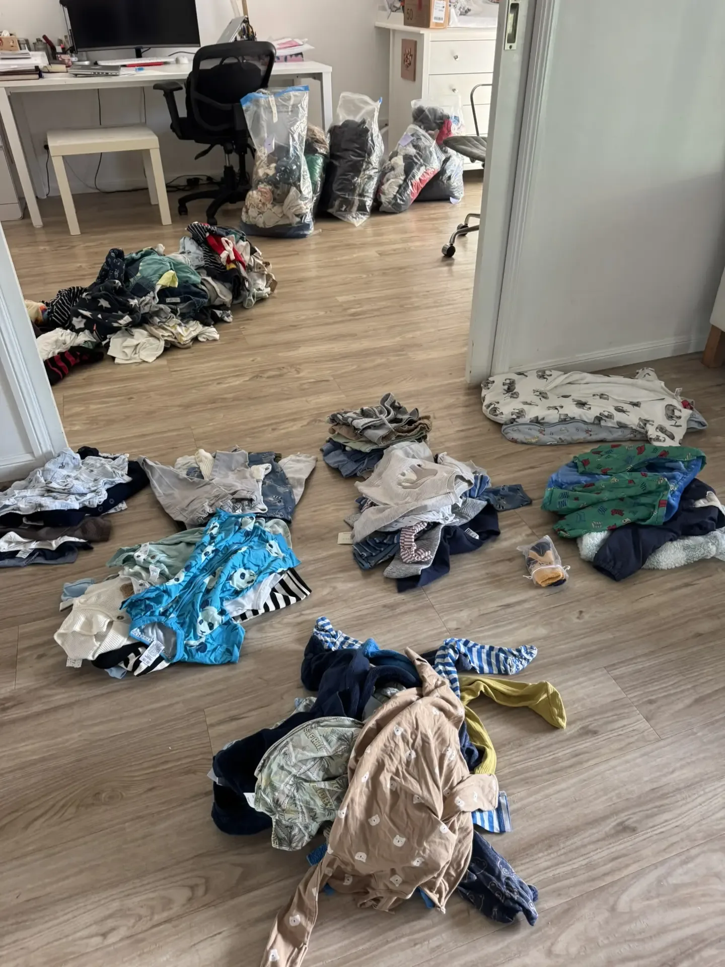 Нет, это не я в бардаке. Это я меняю гардероб маленькому нашему принцу. Скоро ему 6 месяцев, нужно д