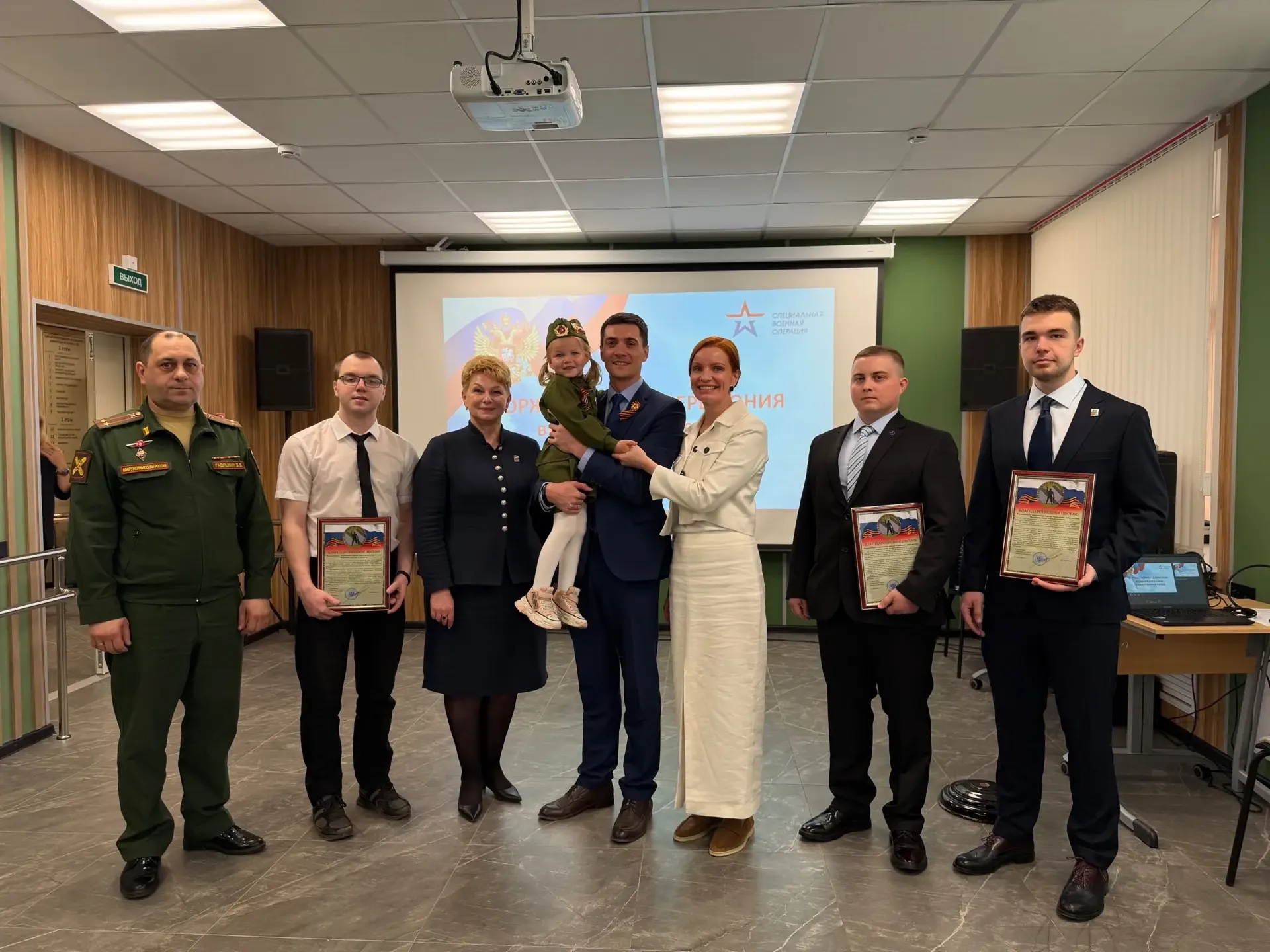 Их подвиг не умрет, пока о нём мы помним!  🎖️Сегодня в Доме СВО передали семьям погибших бойцов орде