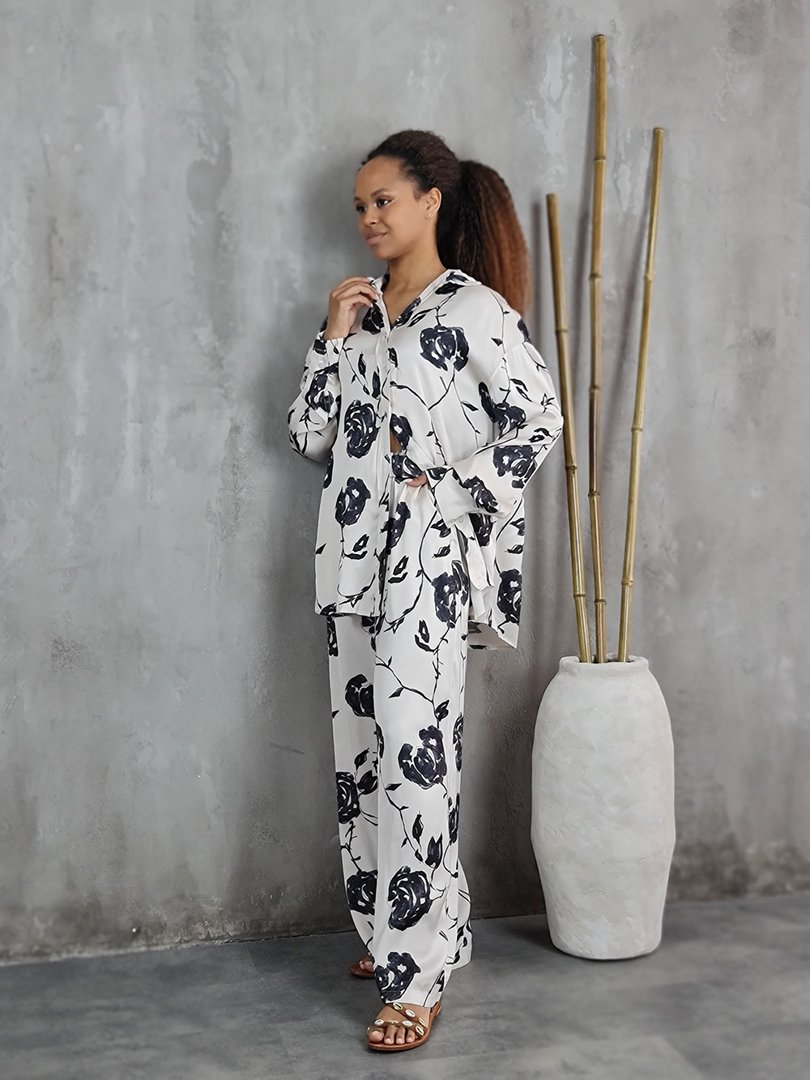 Костюм CLOTHÉ рубашка и брюки с черными розами белый, фотография №2