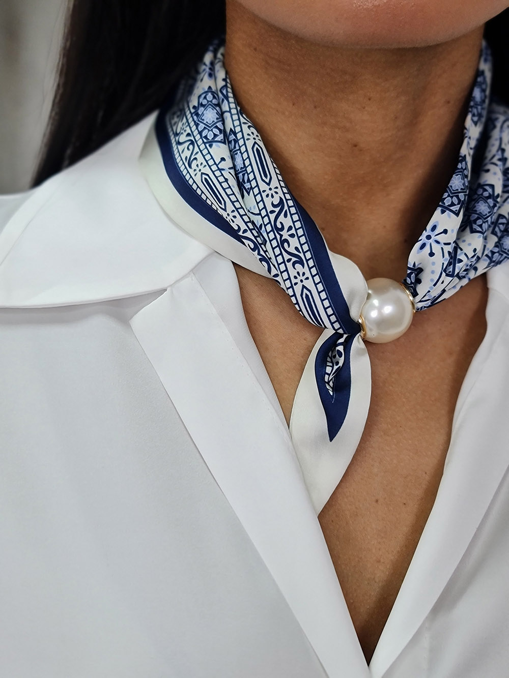 Украшение-аксессуар на шею с жемчужинкой бело-синее , фотография №3