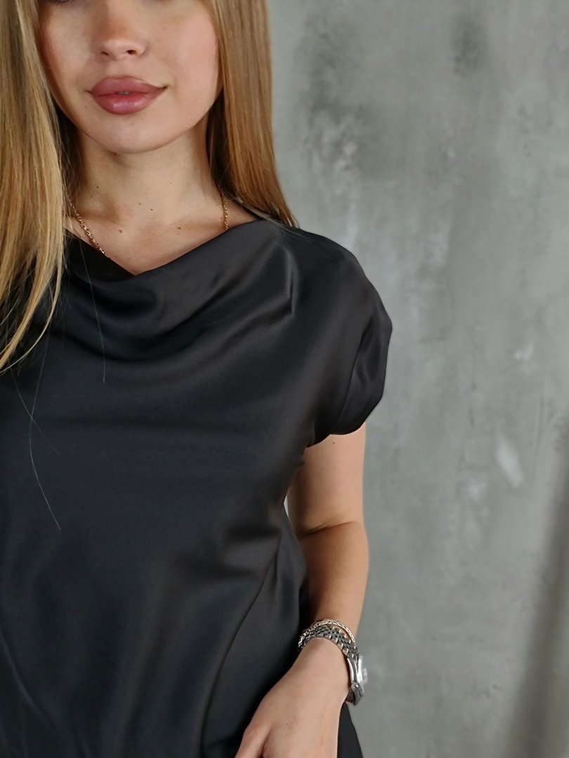 Блузка Imperial со сборкой на декольте атласная черная, фотография №3