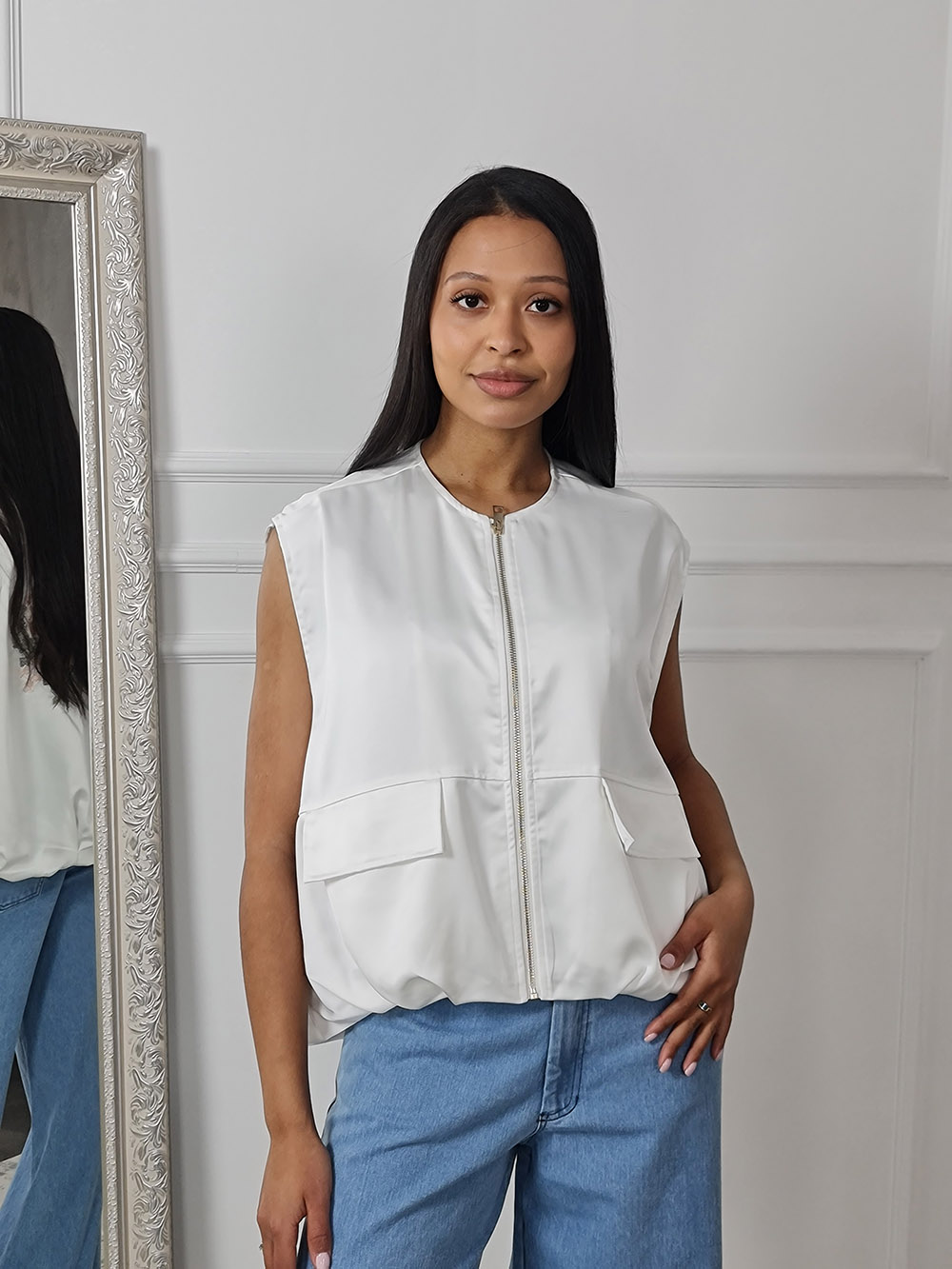 Жилетка MIHOs атласная с вышивкой розы на спине белая , фотография №1