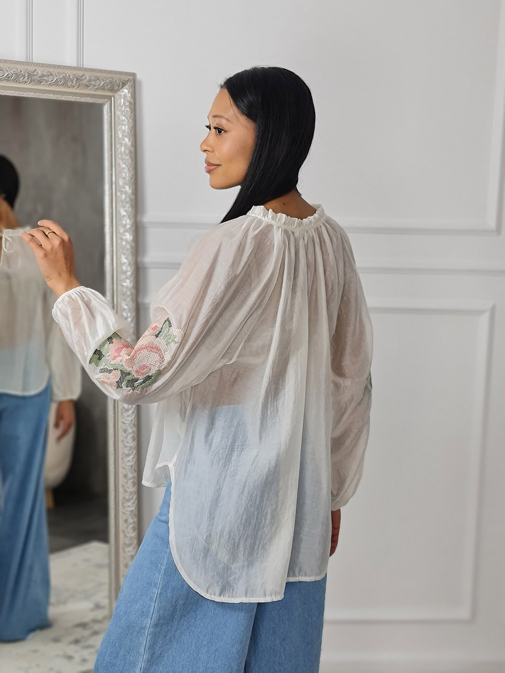Блузка MIHO'S с вышивкой на рукаве розы молочная, фотография №4