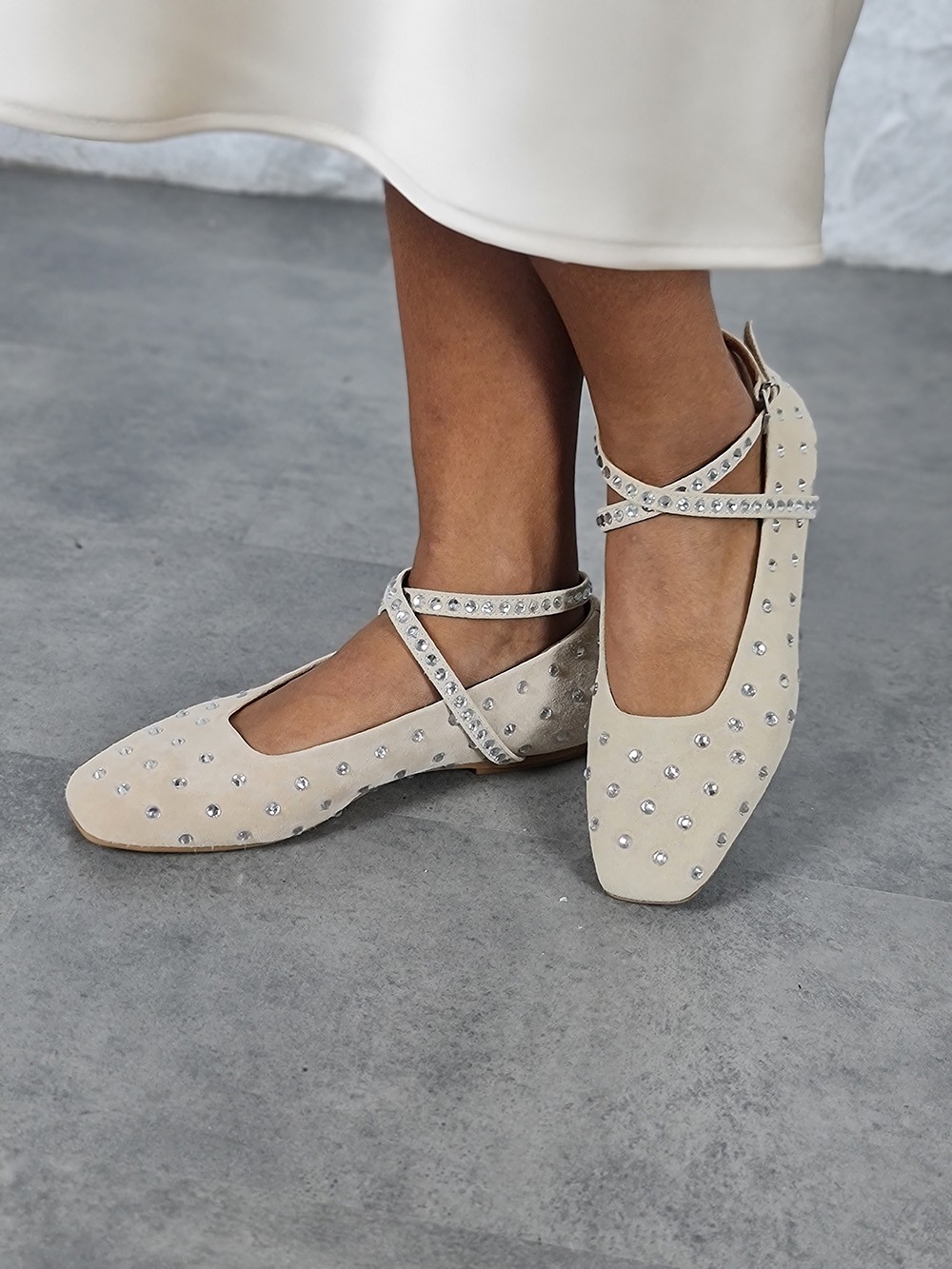 Балетки L'Estrosa замшевые с ремешком и стазами бежевые, фотография №1