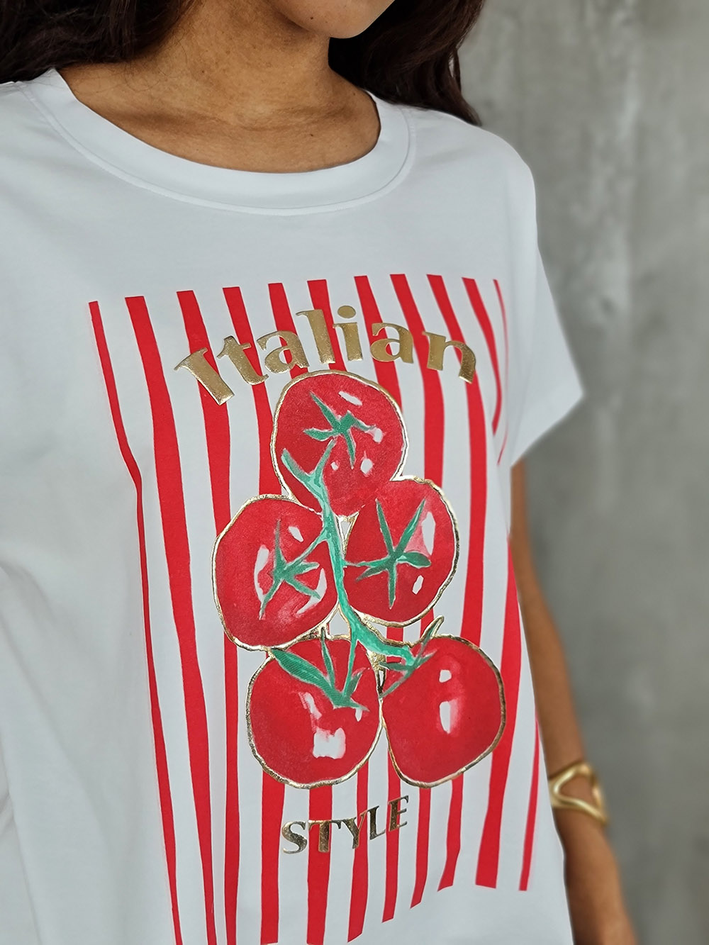 Футболка Mitica&Co. с принтом "Красные томаты на фоне красных полос" белая, фотография №2