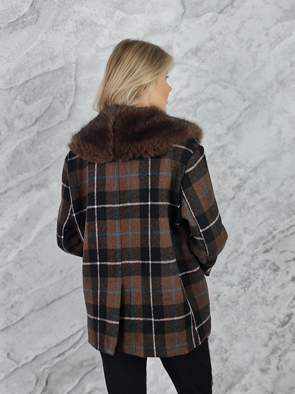 Укороченное пальто Mitica&Co. в клеточку с шерстью и пушистой опушкой шоколад , фотография №4