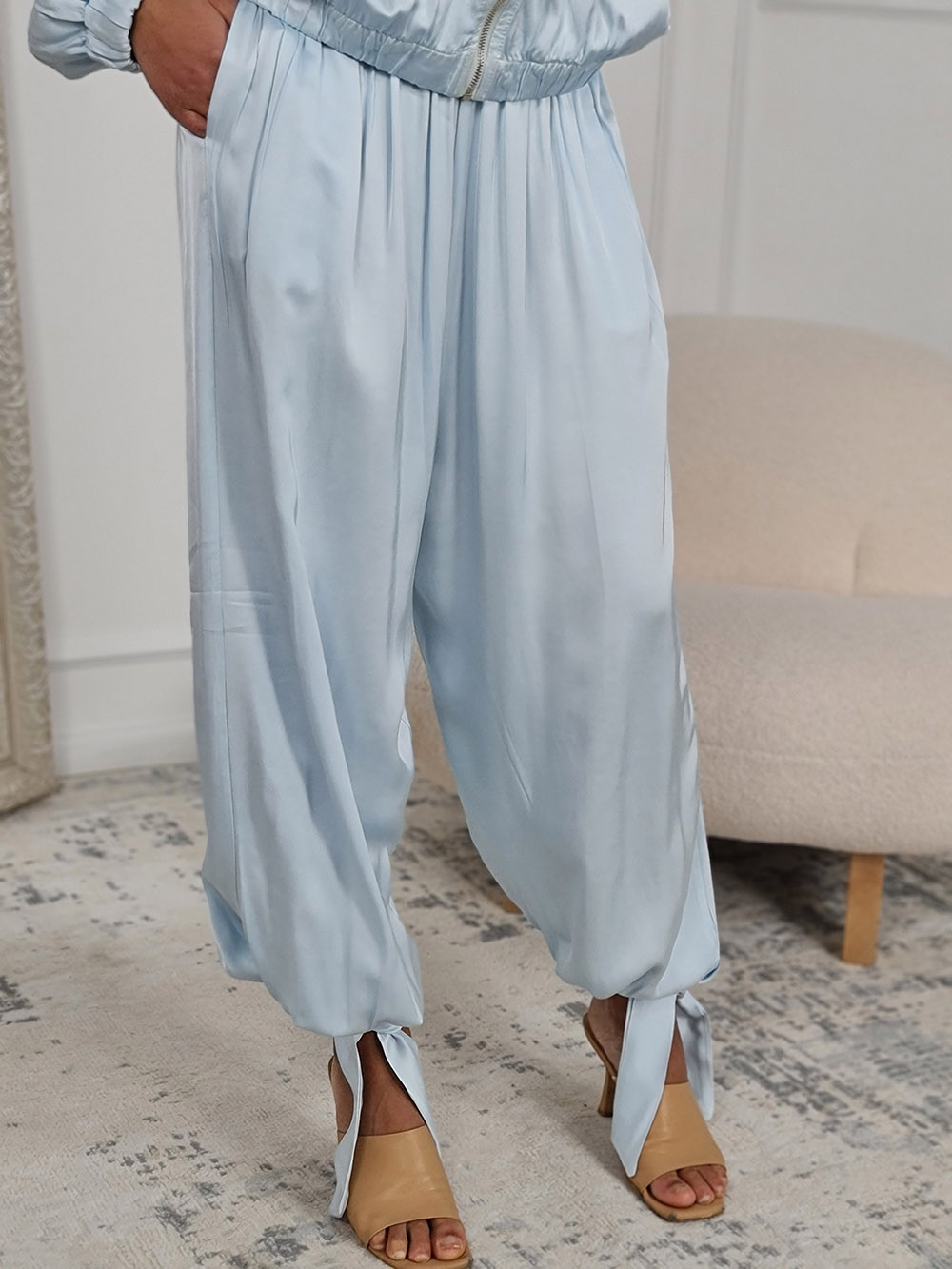 Костюм New Collection атласный бомбер и брюки голубой, фотография №4