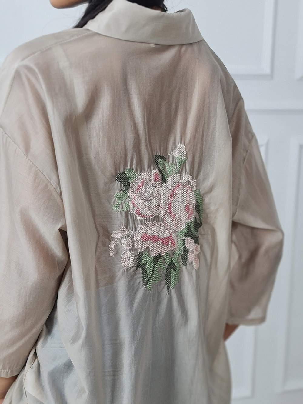 Рубашка MIHOs удлиненная с розой на спине бежевая, фотография №4