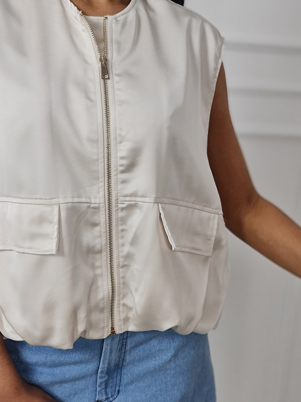 Жилетка MIHOs атласная с вышивкой розы на спине кремовая , фотография №2