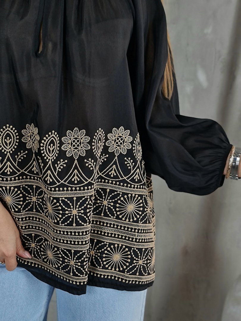 Рубашка MIHO'S воздушная с золотистой вышивкой черная, фотография №3