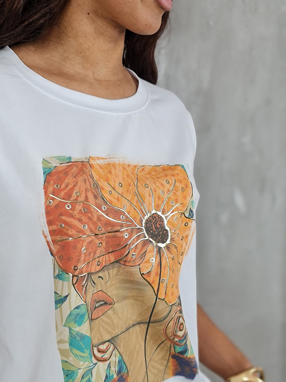 Футболка Mitica&Co.  с принтом "Девушка с большим оранжевым цветком" белая, фотография №2