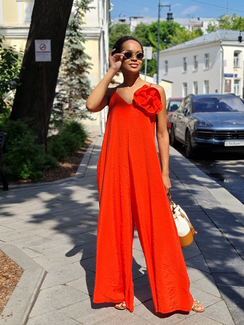 Комбинезон Motel на тонких лямках с брошью алый, фотография №2