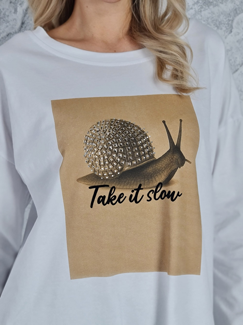 Лонгслив Mitica&Co. оверсайз низкое плечо принт улитка белый, фотография №5