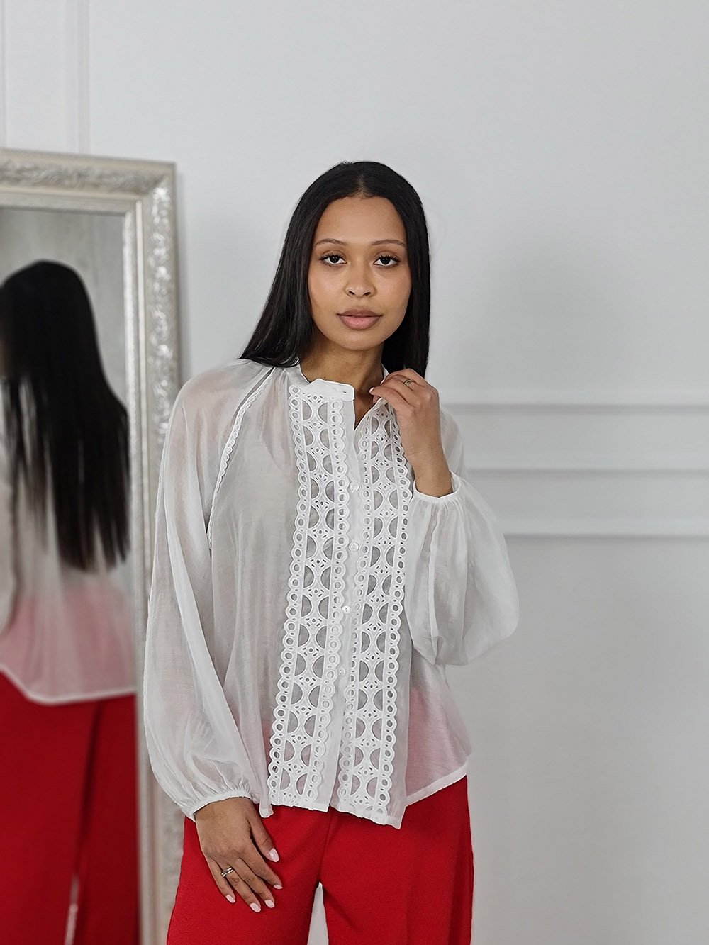 Рубашка MIHO'S с вертикальной вышивкой спереди белая, фотография №1