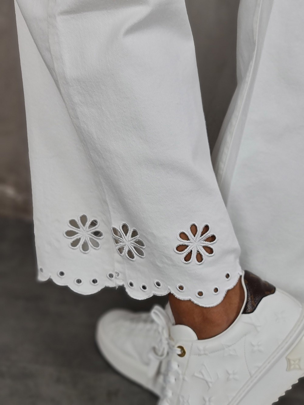 Джинсы Shaken с вырезанными цветами внизу белые, фотография №5