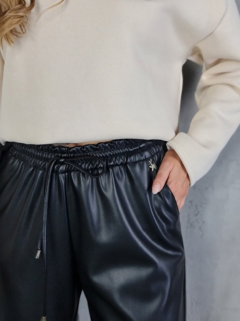 Брюки Souvenir джоггеры из экокожи с завязками чёрные, фотография №4