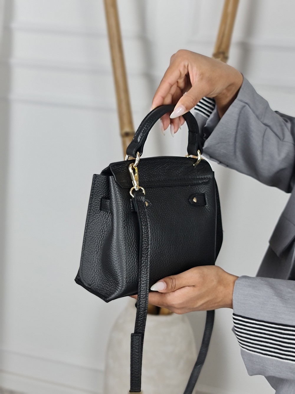 Сумка-клатч из натуральной кожи с золотой застежкой спереди черная, фотография №2