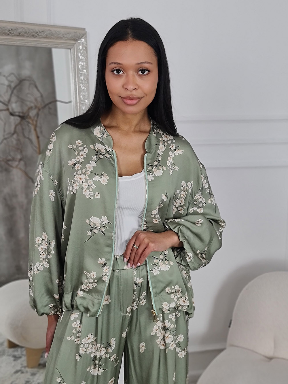 Костюм CLOTHÉ с цветочным принтом бомбер и брюки оливковый, фотография №4