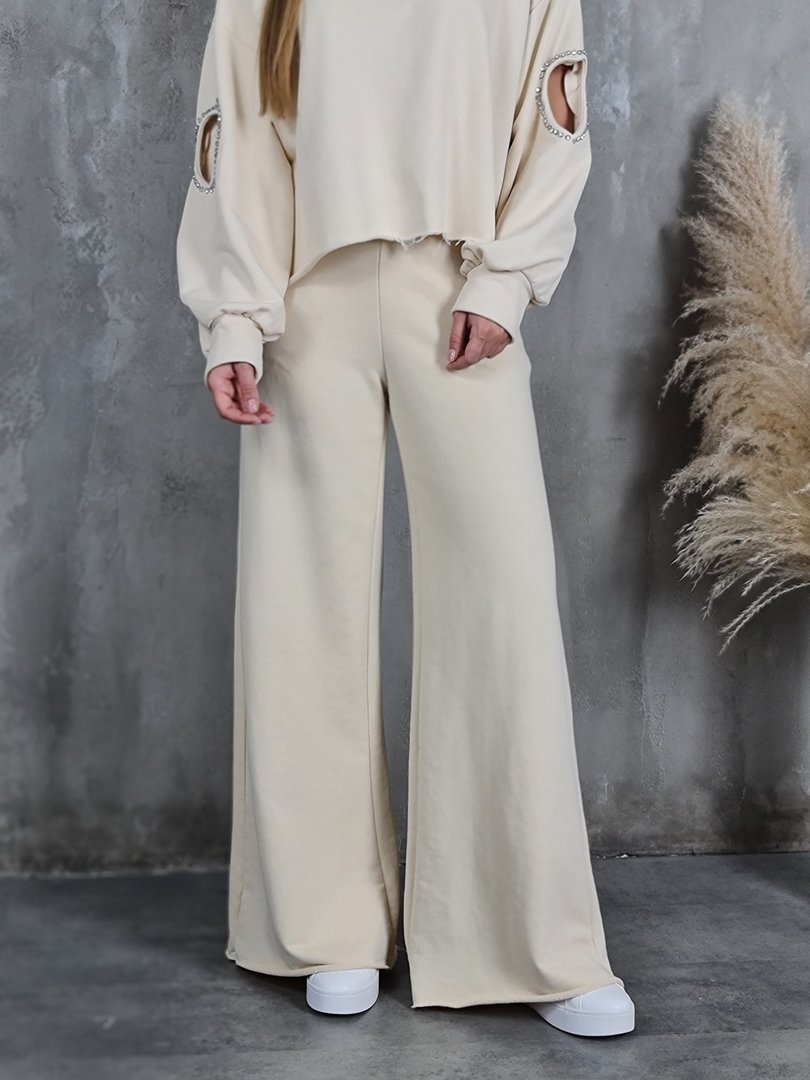 Костюм MIHO'S свитшот с прорезями и стразами на рукавах и брюки бежевый, фотография №3