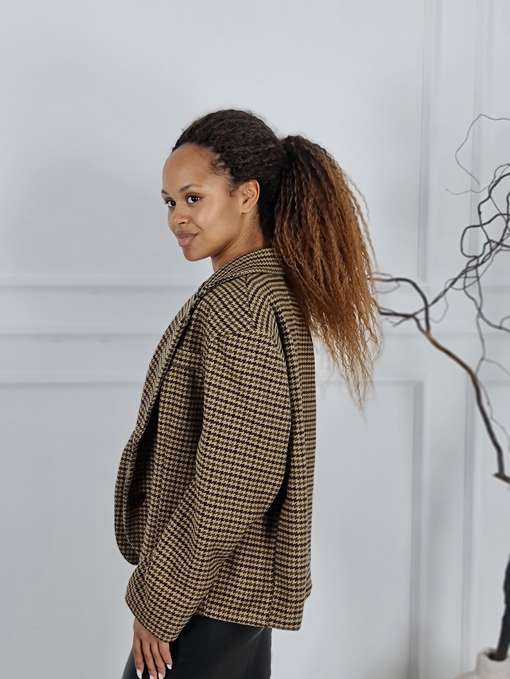 Пиджак Mitica&Co. в клетку с брошками бежевый, фотография №3