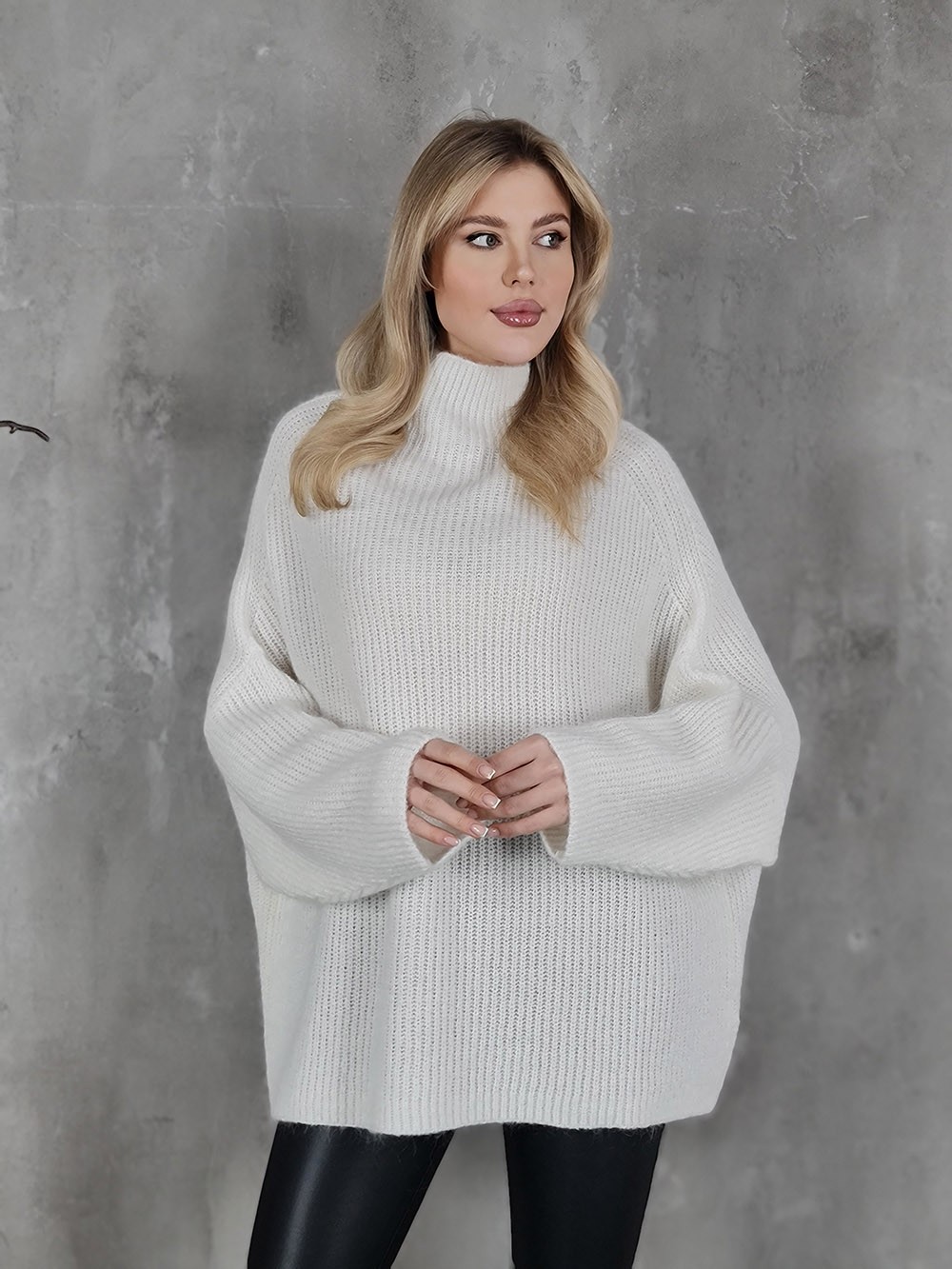 Свитер оверсайз Kontatto с воротом молочный, фотография №2