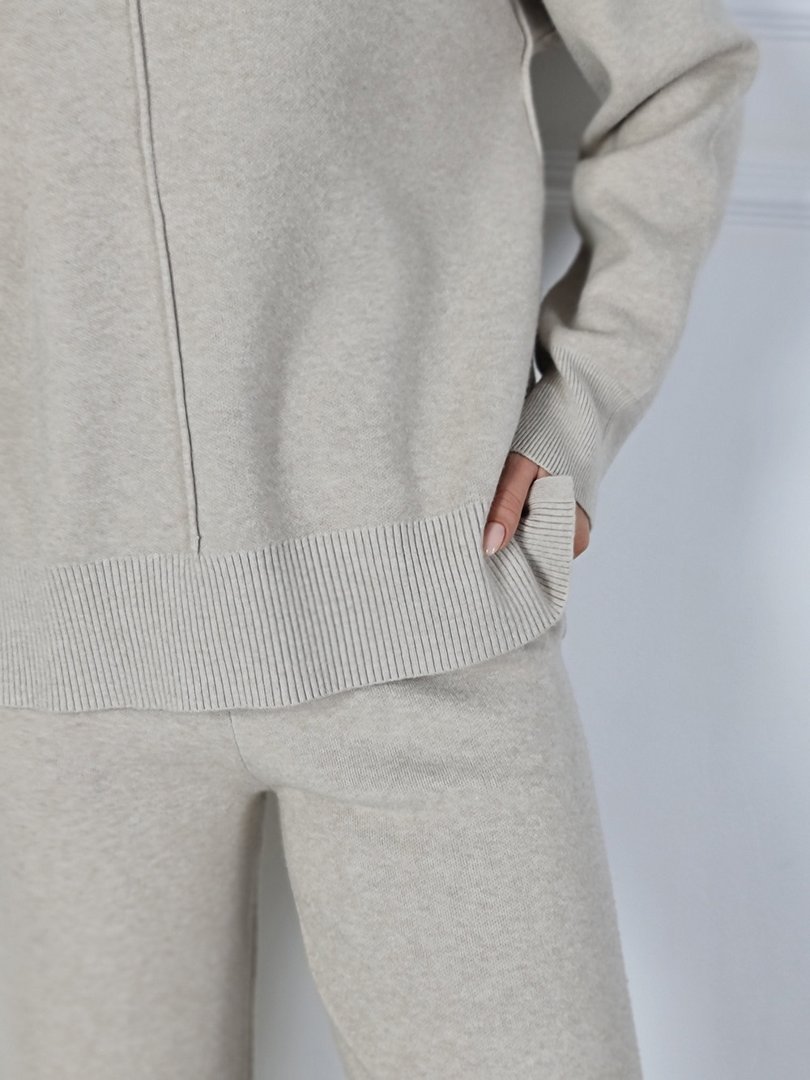 Костюм Melany джемпер со швами и прямые брюки бежевый, фотография №4