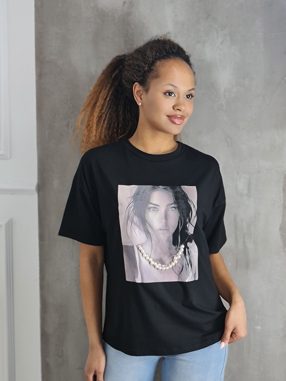 Футболка ONE LOVE с принтом девушки и жемужинками черная, фотография №1