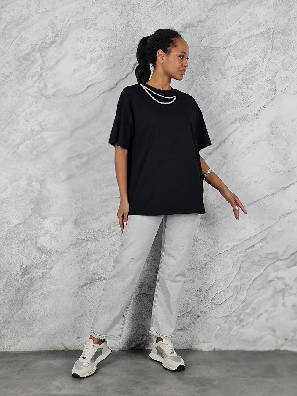 Футболка  KOTHE с жемчужным декором черная, фотография №2