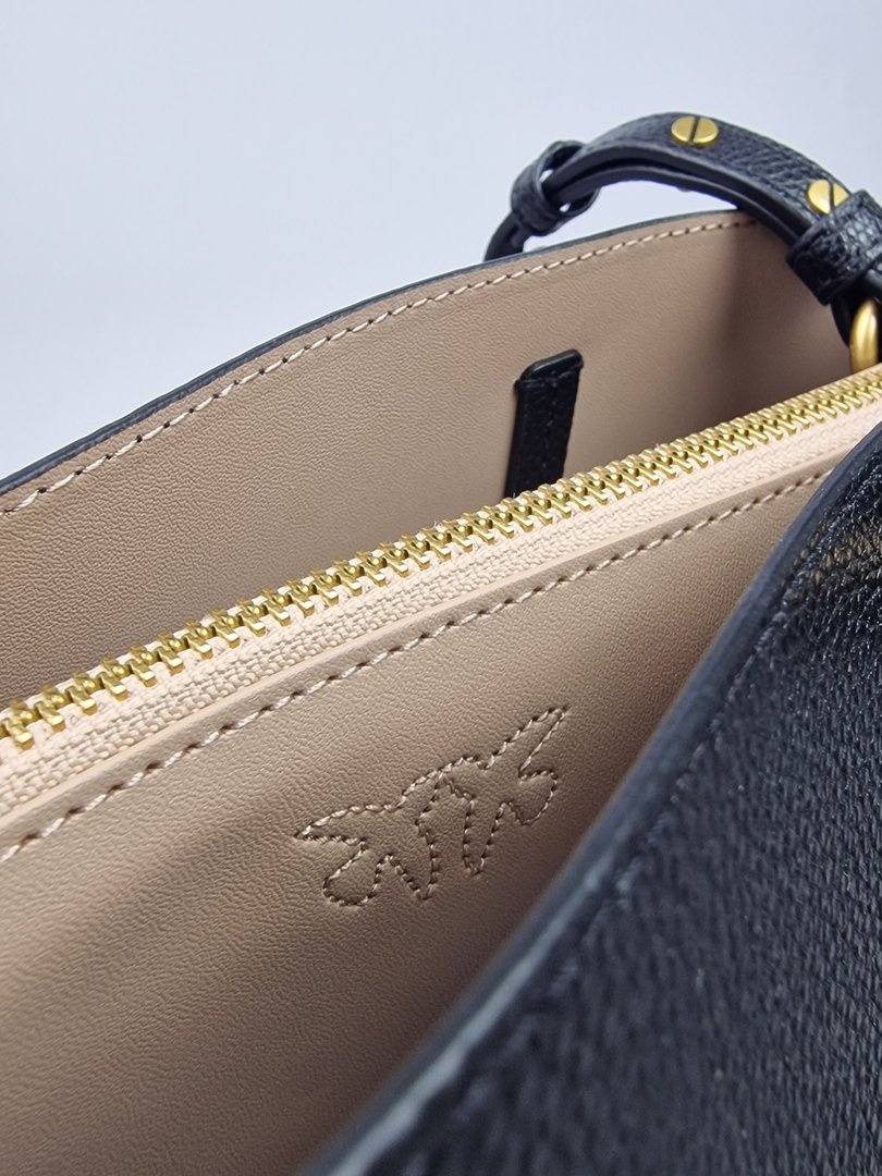 Сумка PINKO с маленькими ручками и ремешком чёрная , фотография №5