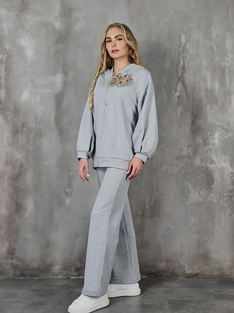 Костюм Maryley с брошью в виде цветка серый, фотография №2