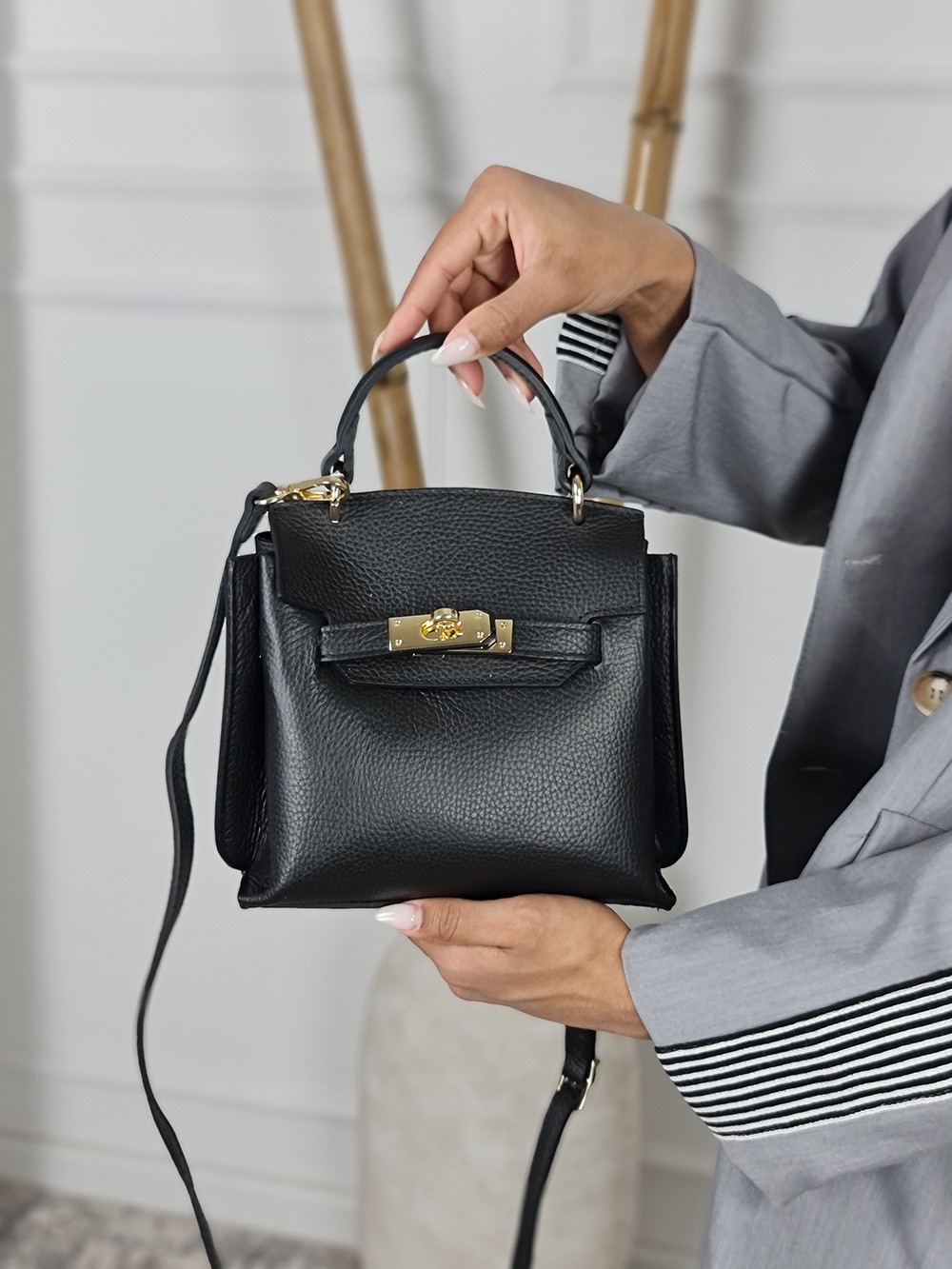 Сумка-клатч из натуральной кожи с золотой застежкой спереди черная, фотография №1