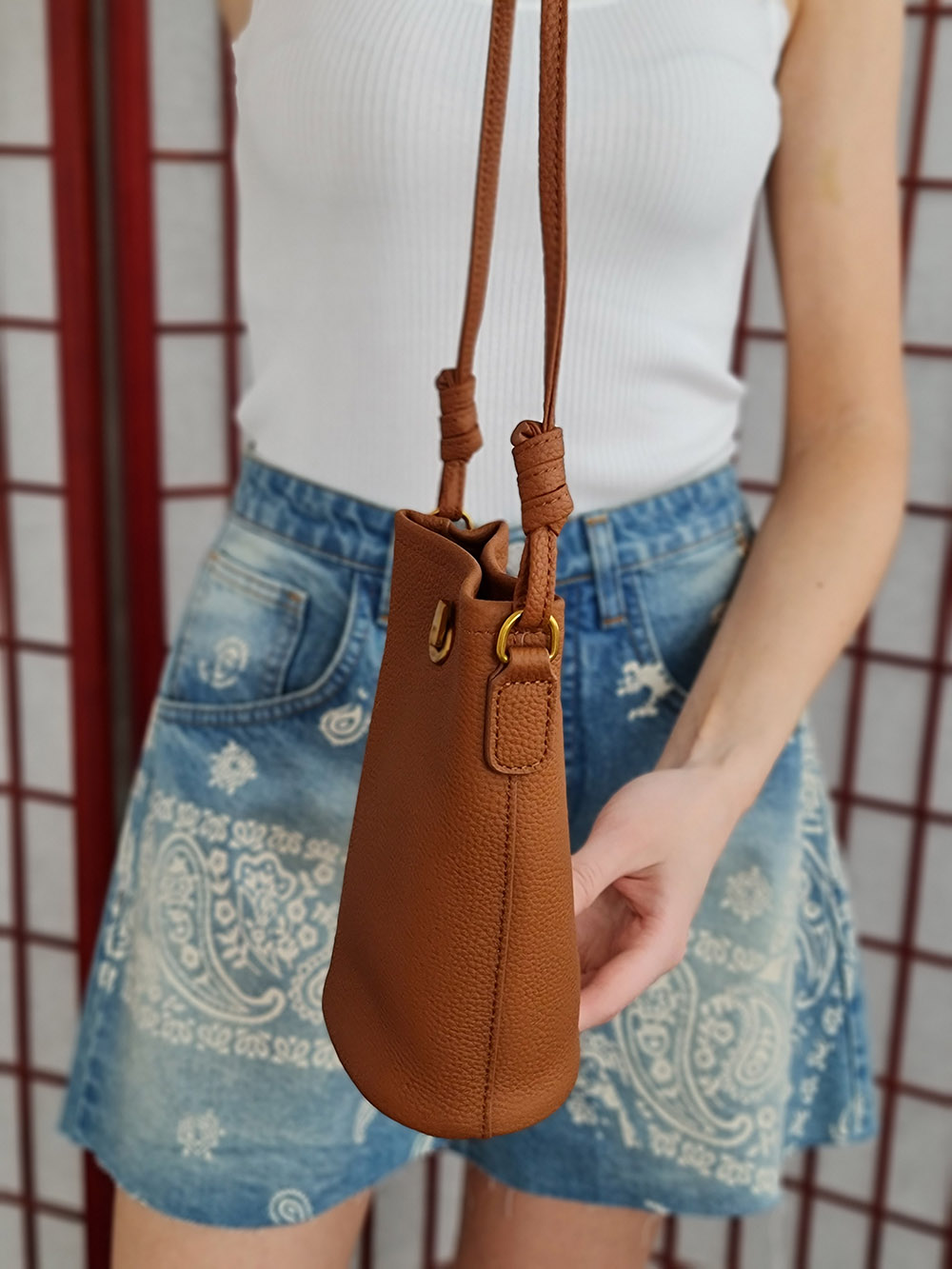 Сумка мини с круглой вставкой золотой карамельная , фотография №3