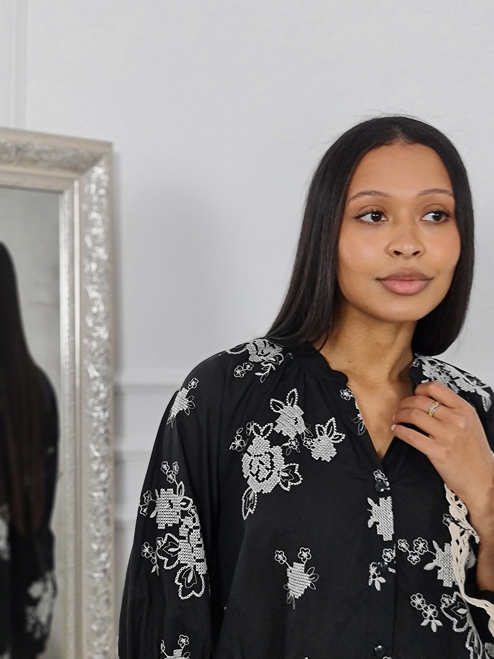 Рубашка MIHO'S с вышивкой и манжетами черная, фотография №2