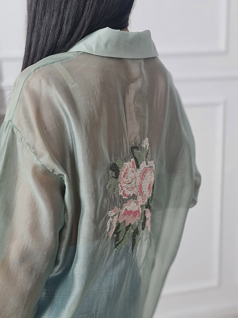 Рубашка MIHOs удлиненная с розой на спине оливка, фотография №3