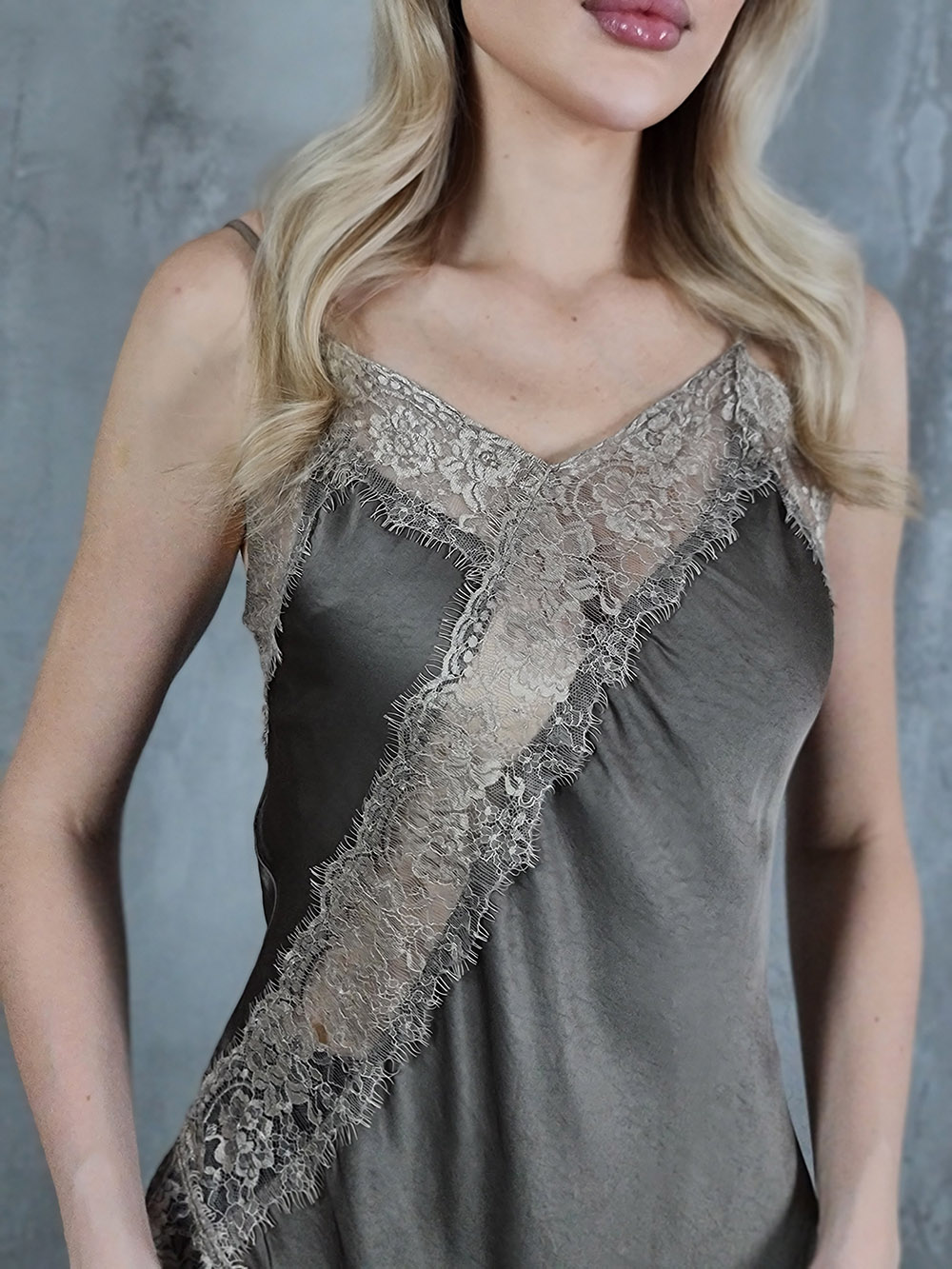 Топ атласный с кружевом наискосок тауп, фотография №2