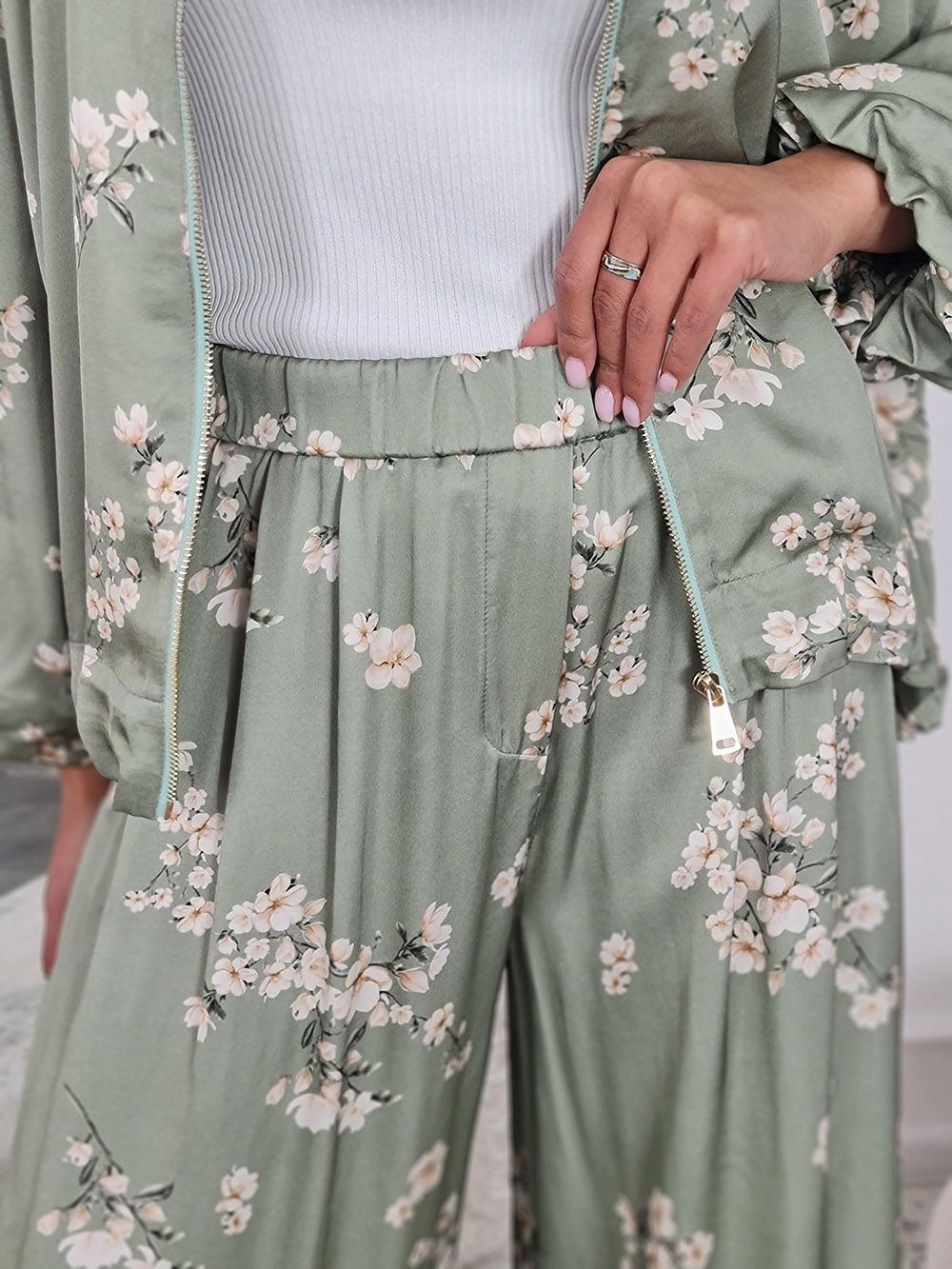 Костюм CLOTHÉ с цветочным принтом бомбер и брюки оливковый, фотография №3