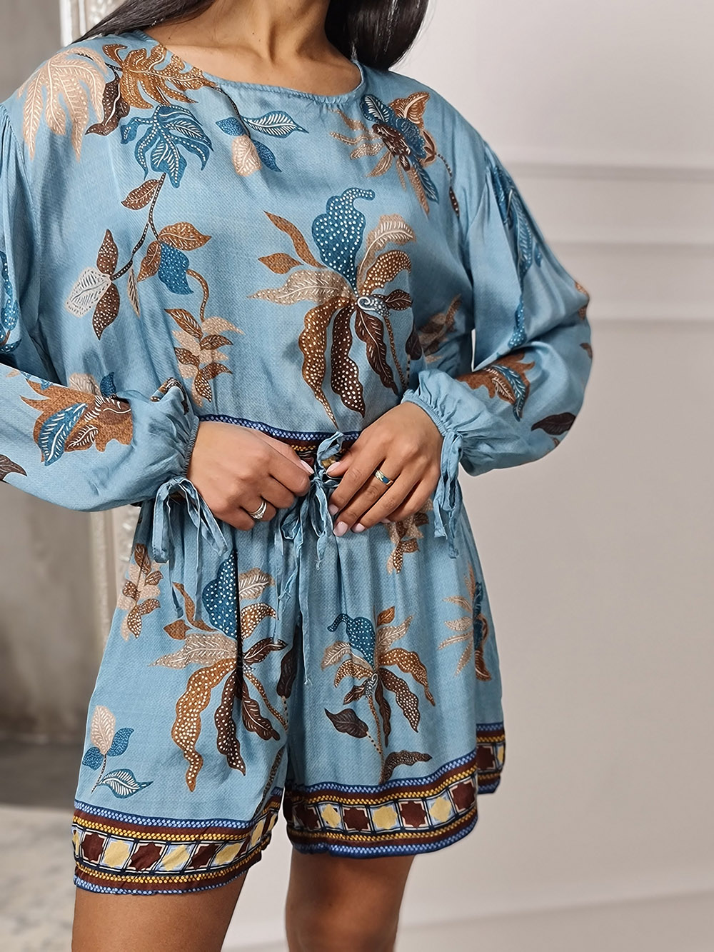 Костюм атласный MIHOs рубашка с шортам голубой, фотография №2