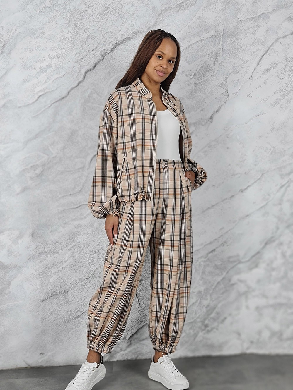 Костюм бомбер брюки в клеточку бежевый, фотография №1
