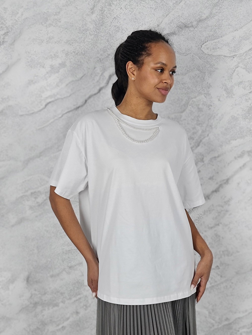 Футболка  KOTHE с жемчужным декором белая, фотография №2