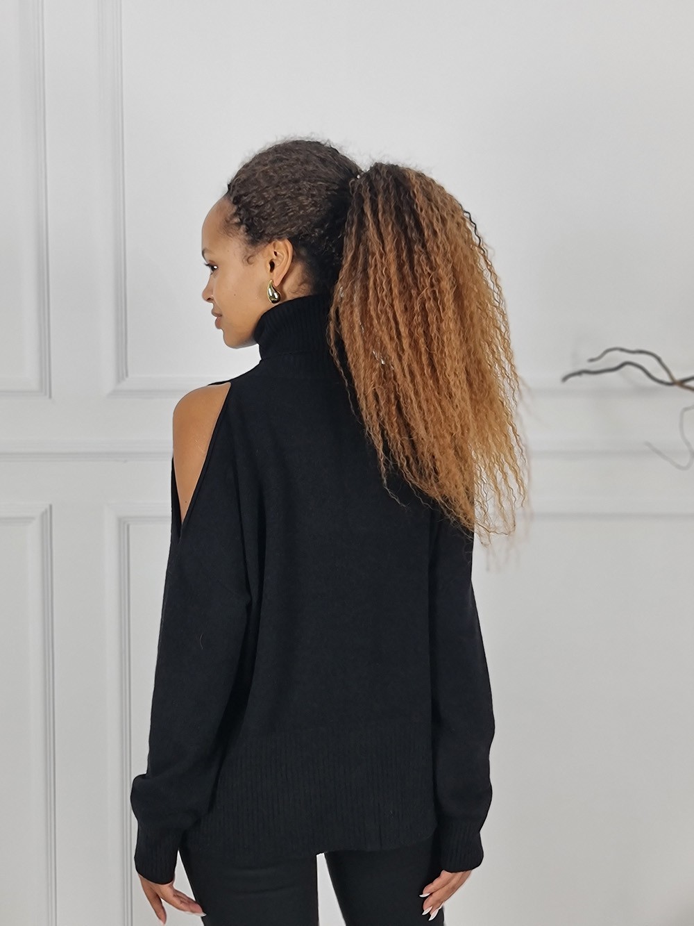 Джемпер King Kong с высоким горлом и открытыми плечами черный, фотография №3